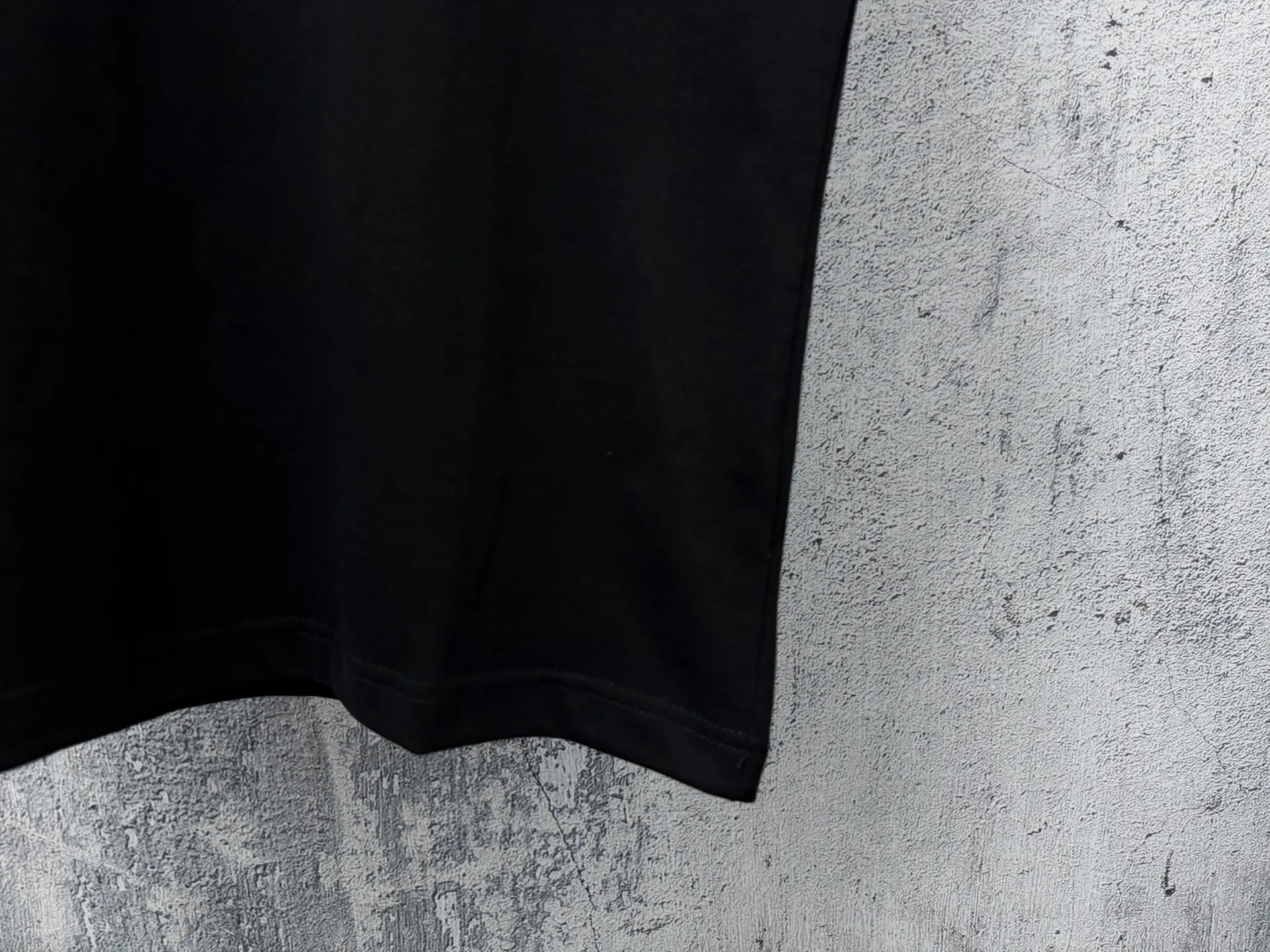 [Hellokitty Adidas] Adidas co-branded three-dimensional foam bow printed short-sleeved round-neck T-shirt. 280 grams of pure cotton double-sand fabric. Original original label. Can be worn up to 200 pounds. All fabrics have been shrunk in advance. Quality. What you see is what you get. The version will not change after washing. Distinguish the market. Part of the disposable clothes. The three-label packaging is complete and the original version is restored. Customized for men and women. Same Style Versatile comparison. Classic Size: Xs-L
